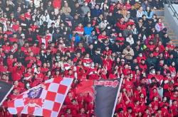 开云体育在线-球队主场比赛风行，球迷热情高涨支持贡献现场气氛