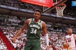 开云官网-雄鹿大胜尼克斯，罗弗尔全场高效砍下29分