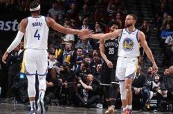 开云平台-勇士客场力克篮网，库里爆砍37分