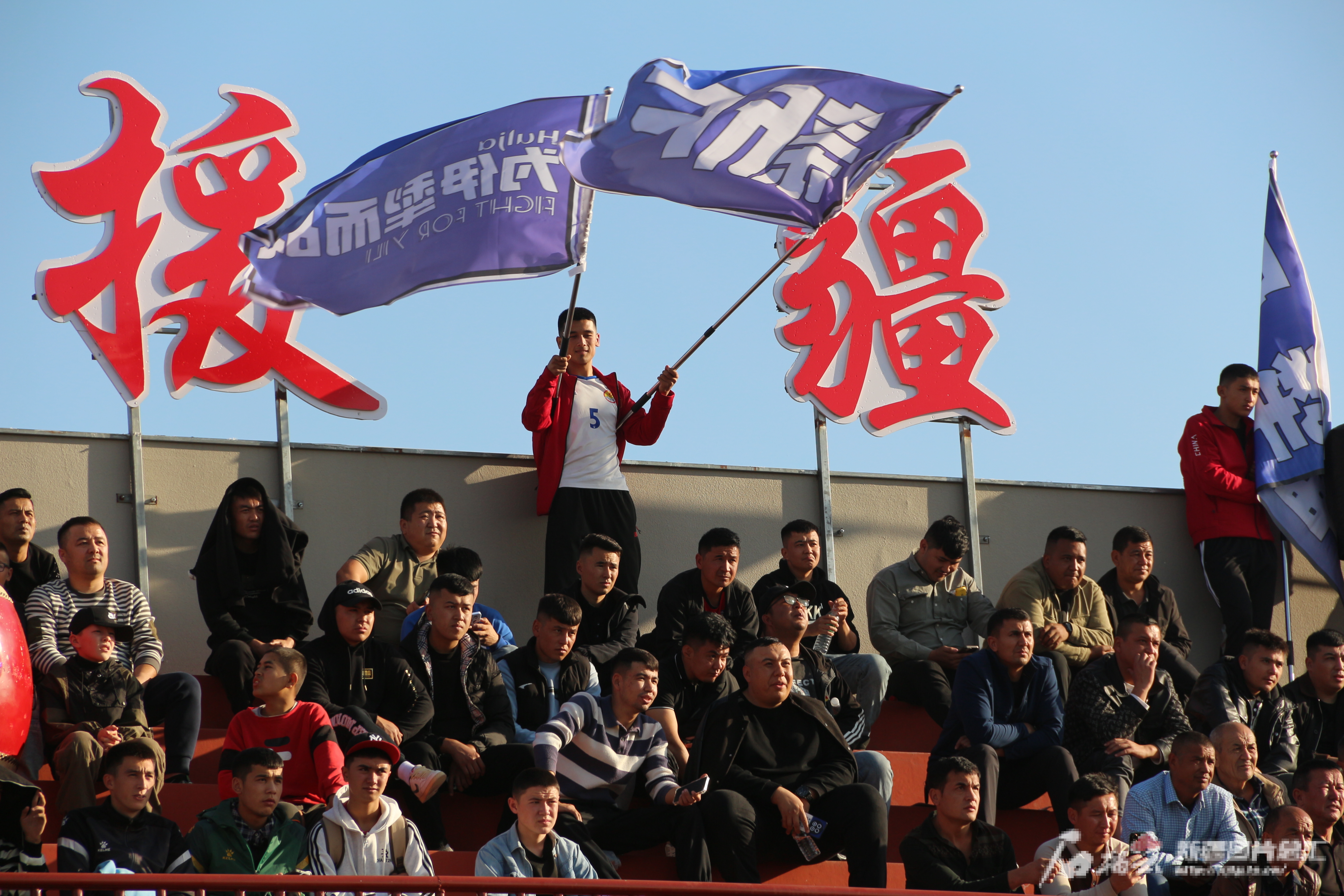 地方足球比赛开场，球队外援出席支持
