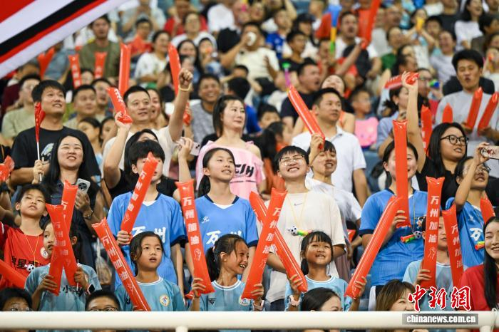 球队主场比赛风行,球迷热情高涨支持贡献现场气氛 球队主场比赛风行,球迷热情高涨支持贡献现场气氛