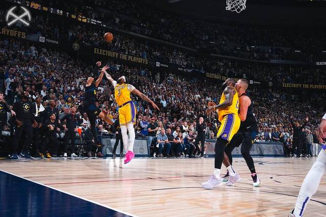 湖人击败篮网,豪取十连胜 湖人击败篮网,豪取十连胜