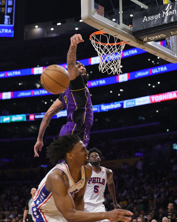 湖人客场战胜76人,取得胜利 湖人客场战胜76人,取得胜利